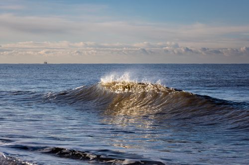Free Captivating wave crashing on Sylt beach. Experience the serene beauty of the North Sea coast. Stock Photo