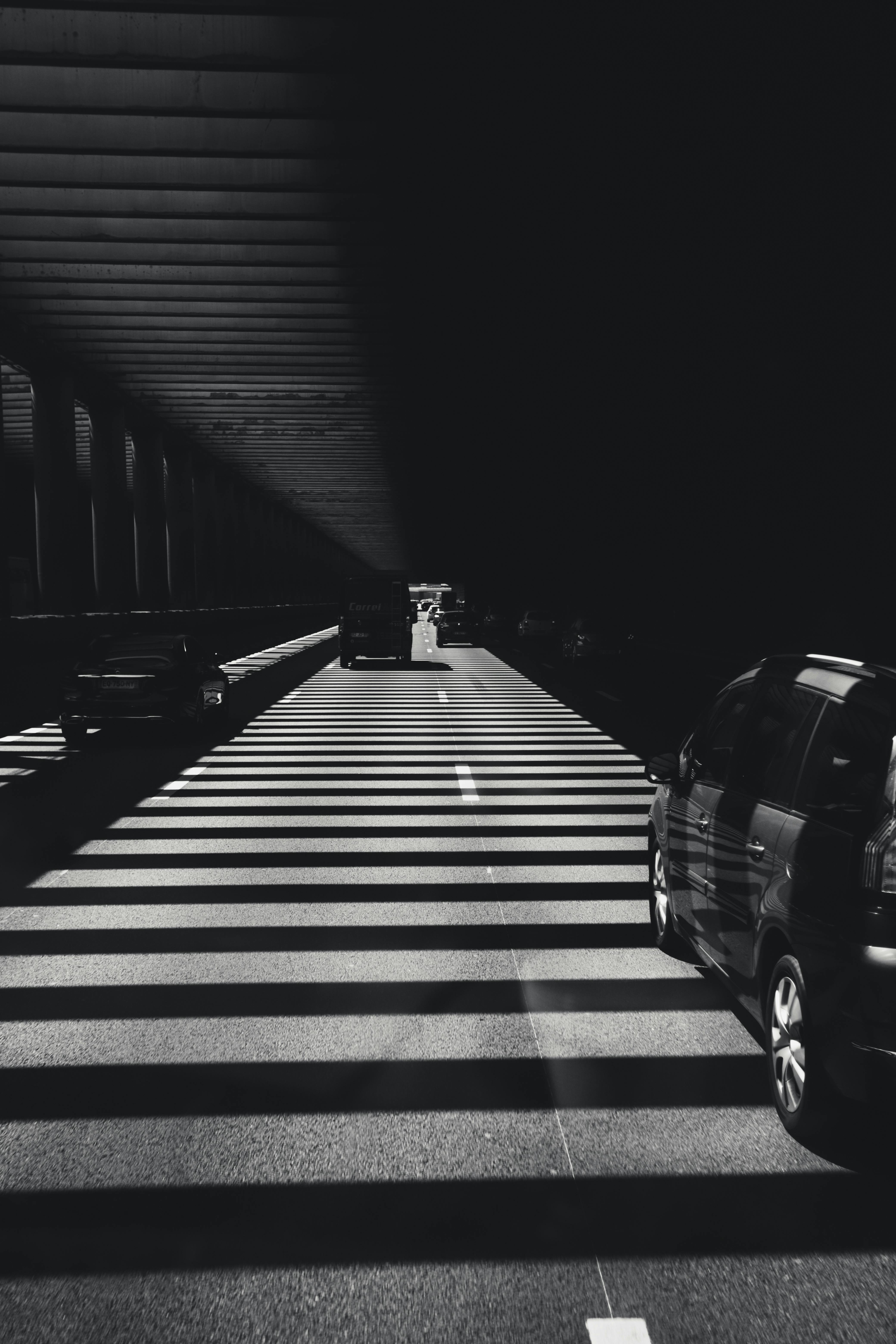 戏剧性地拍摄了巴黎隧道中的汽车，突出阴影与现代建筑
