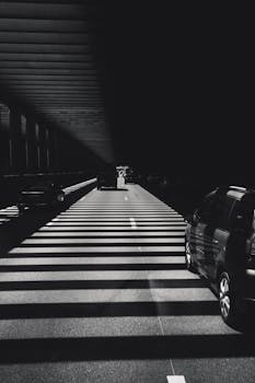 戏剧性地拍摄了巴黎隧道中的汽车，突出阴影与现代建筑