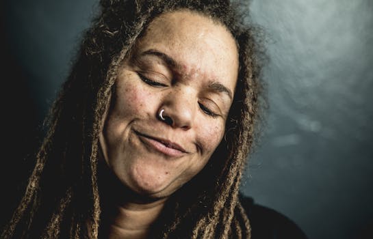 一位留着辫子的女人闭目微笑的特写肖像，神情平静