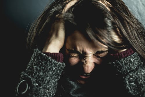 Mujer Sosteniendo Su Cabeza