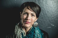 这是一张短发、佩戴大胆耳环的时尚女性特写肖像，自信气质扑面而来