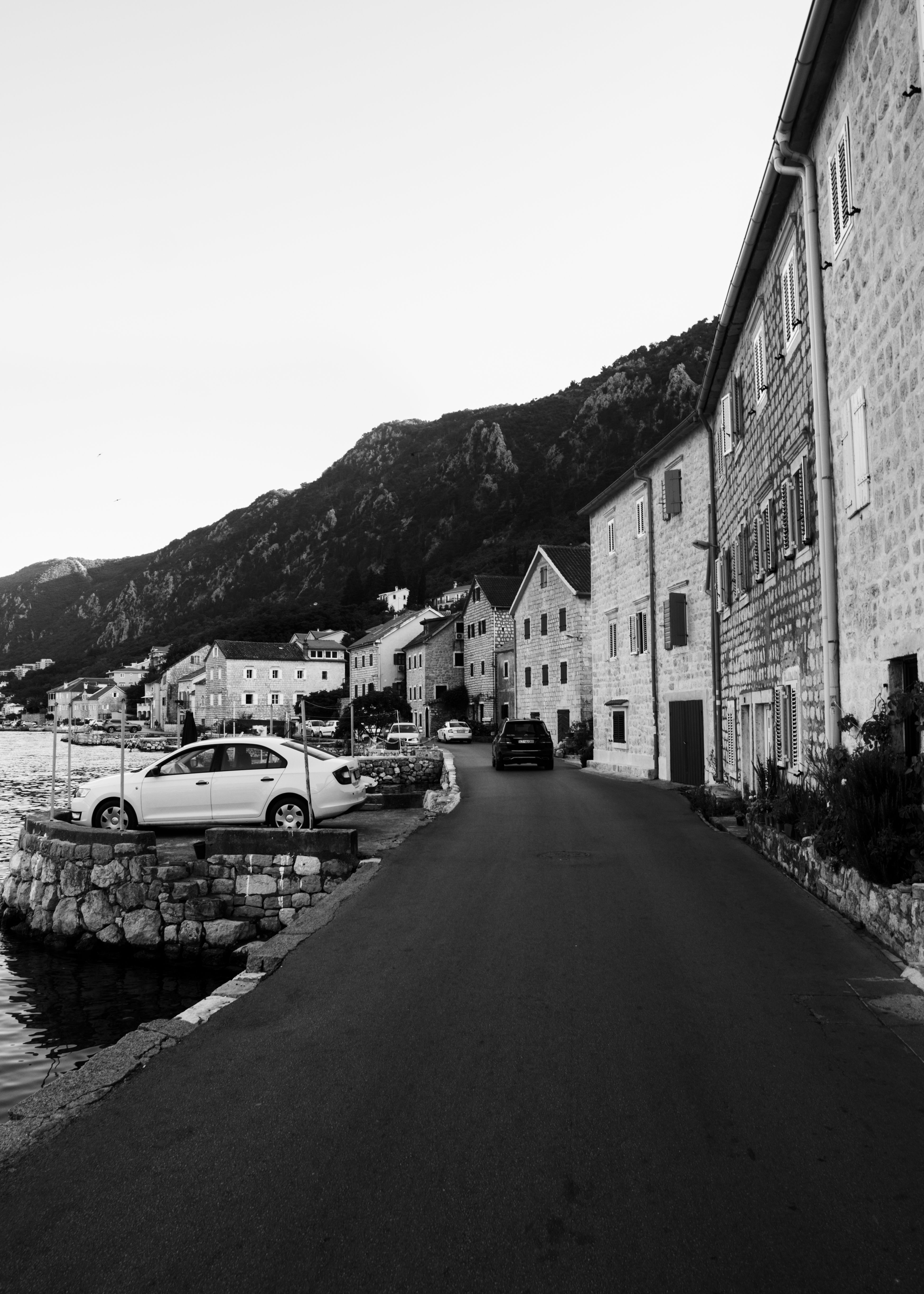 Street and Houses in Town in Black and White · Free Stock Photo