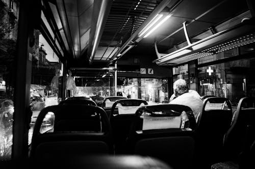 Ilmainen kuvapankkikuva tunnisteilla bussi, istuimet, istuminen