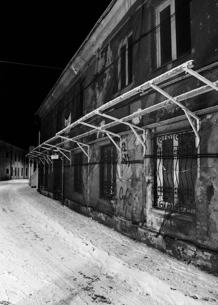 A Black And White Photo Of An Old Building