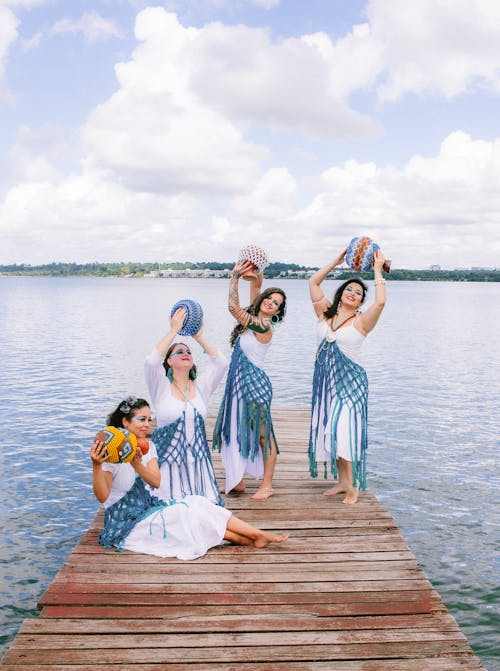 Kostenloses Stock Foto zu barfuß, festhalten, frauen