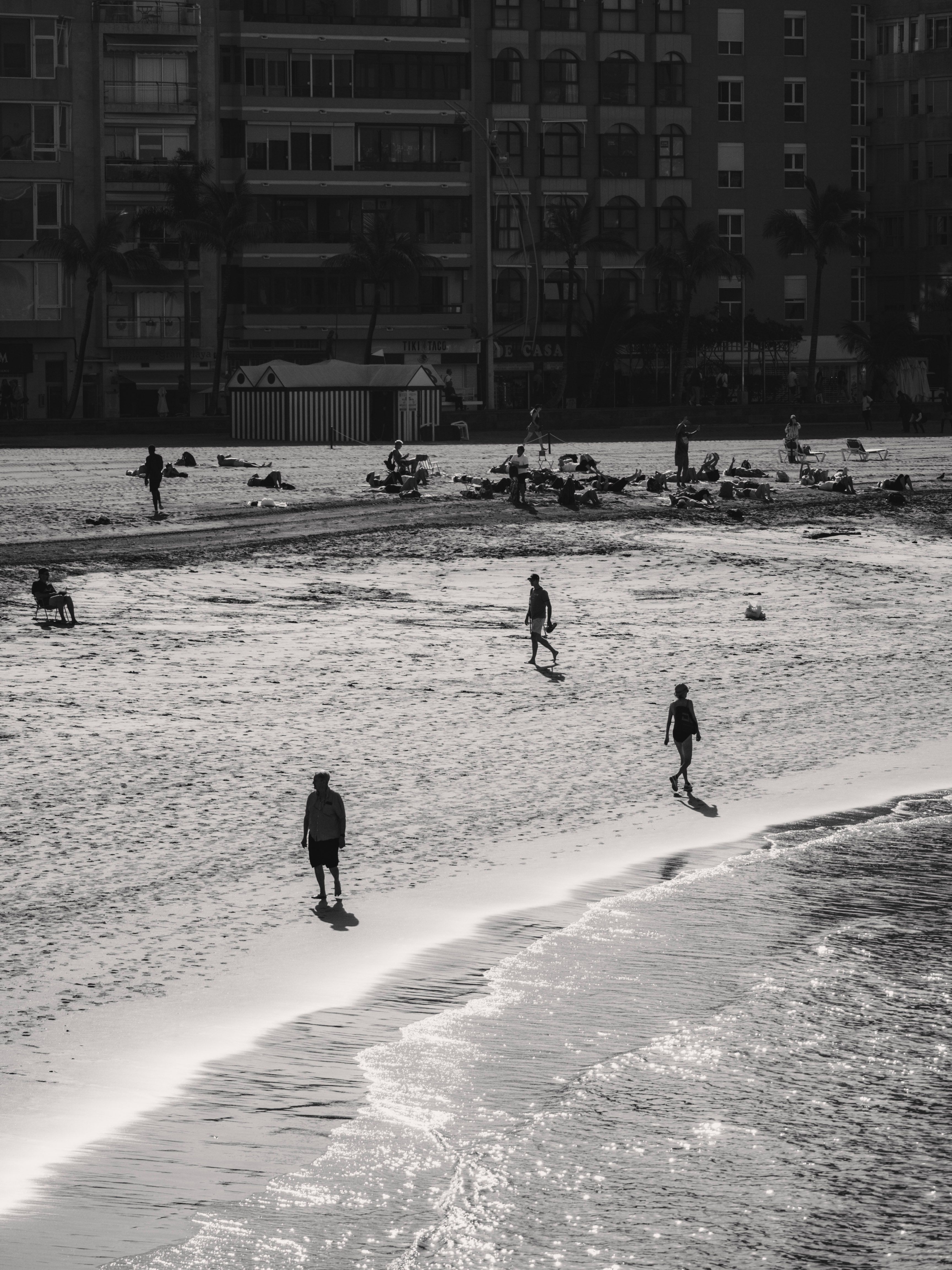 People on a Beach in Black and White · Free Stock Photo
