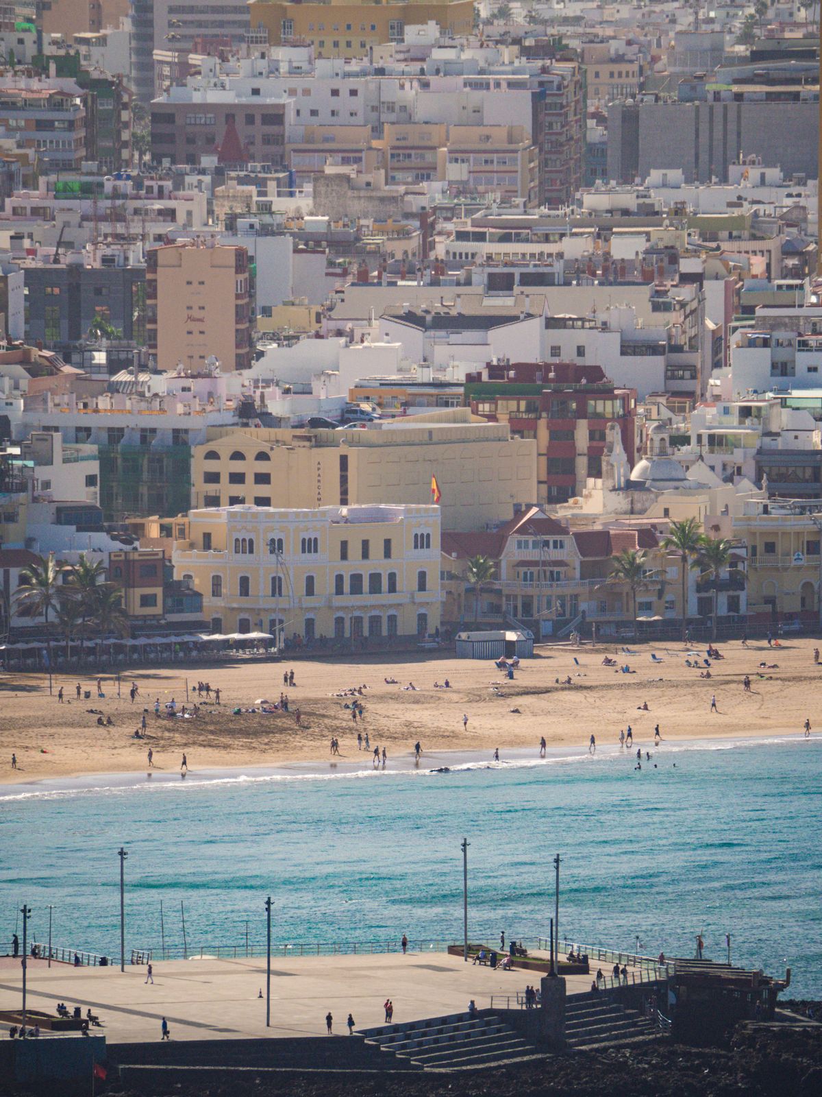 Unde te cazezi în Gran Canaria - plaja Las Canteras și orașul Las Palmas de sus