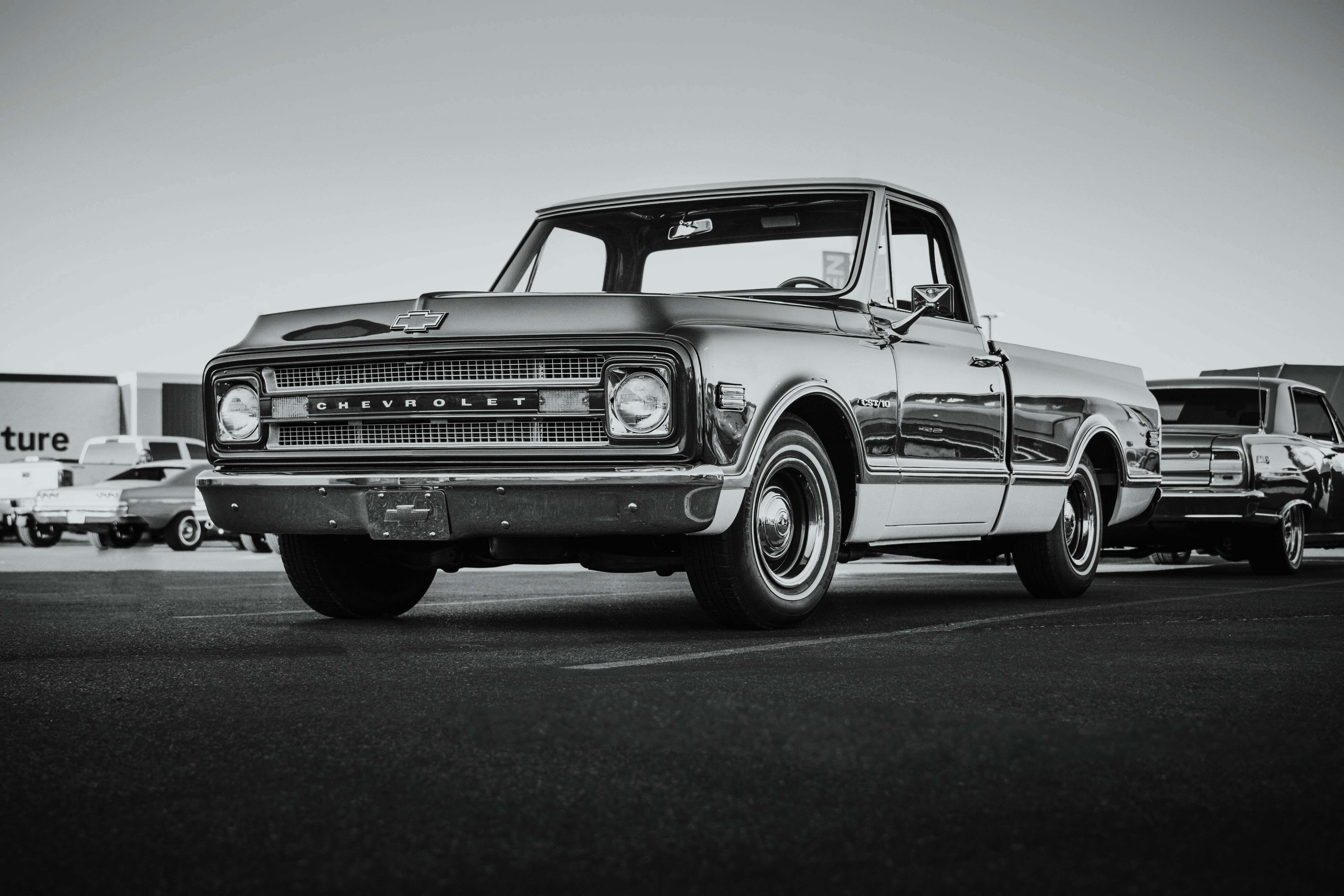 Classic Pickup in Parking Lot · Free Stock Photo, image size:5889x3926