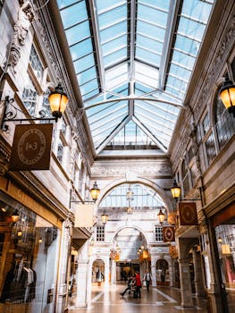 英国切斯特的购物商场明亮现代，设有玻璃天花板