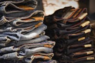 零售店环境中堆叠的折叠牛仔裤特写