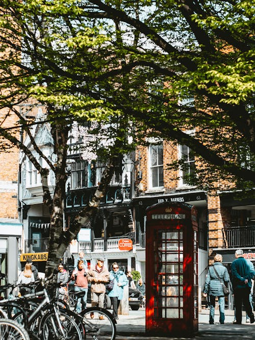 Mensen Lopen In De Buurt Van Rode Telefooncel