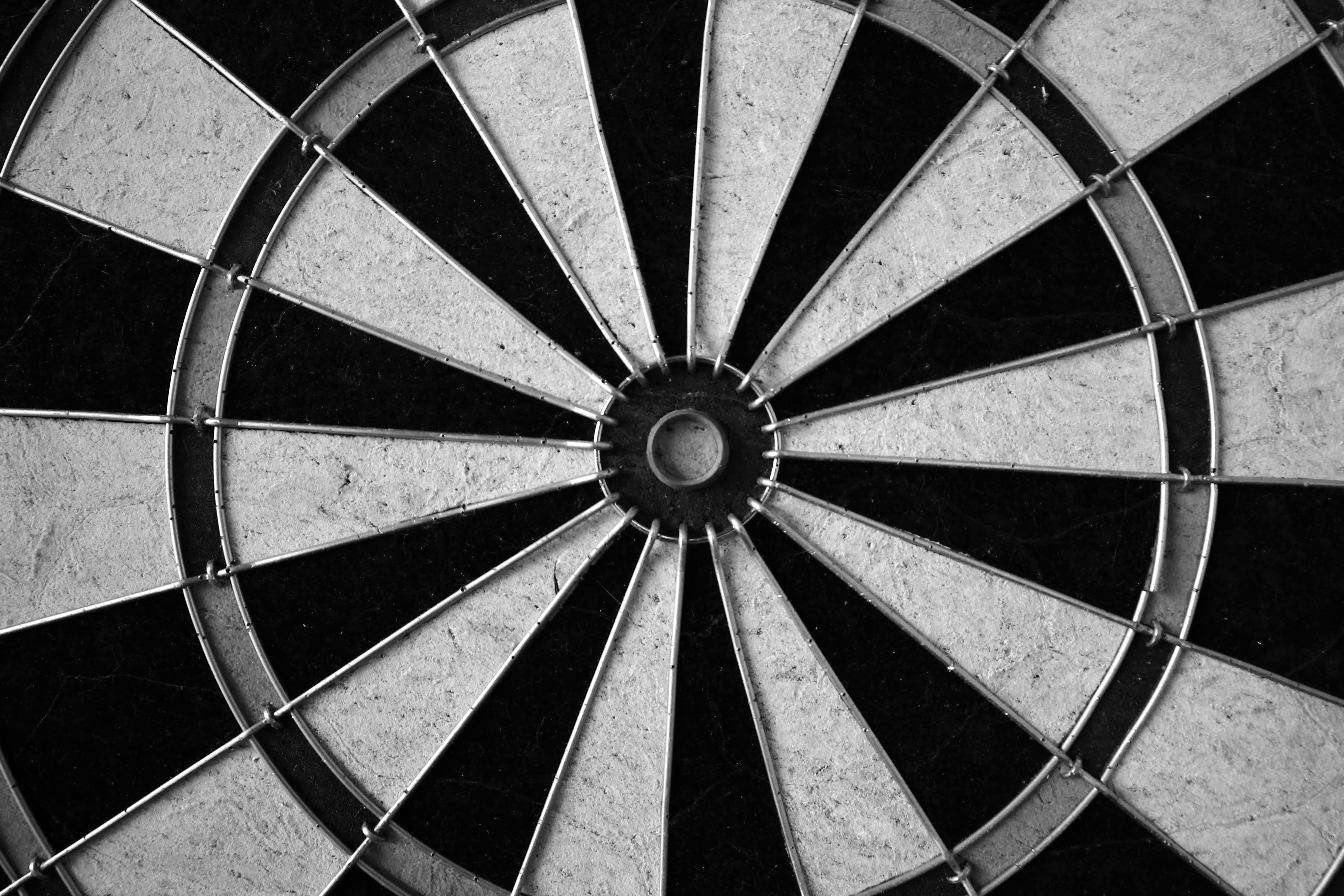 Kostenloses Foto zum Thema: darts, dartscheibe, schwarz und weiß