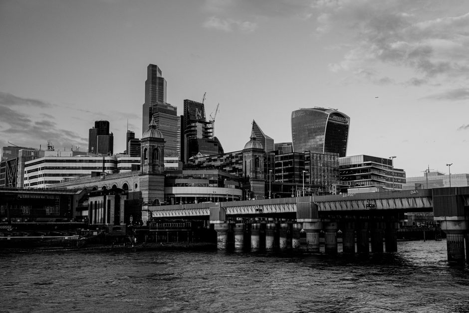 GBP/USD rallies as dollar weakens on Fed rate expectations