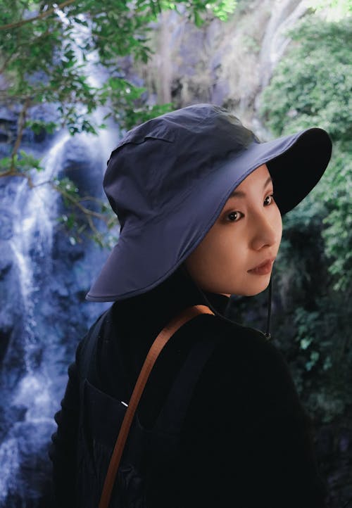 Asyalı kadın, bakmak, çağlayan içeren Ücretsiz stok fotoğraf