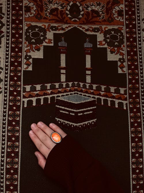 Darmowe zdjęcie z galerii z dotykający, dywan, islam