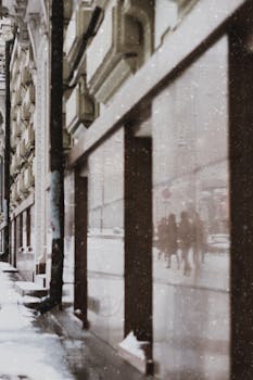 莫斯科白雪皑皑的街景，清晰地展现了建筑的细节与倒影