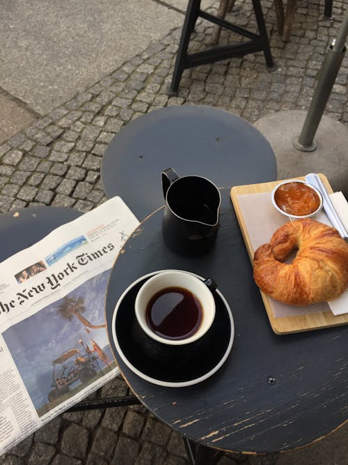 Ingyenes stockfotó asztal, bögre, croissant témában