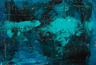 这幅充满活力的抽象画，运用了富有表现力的蓝色和绿松石色丙烯颜料