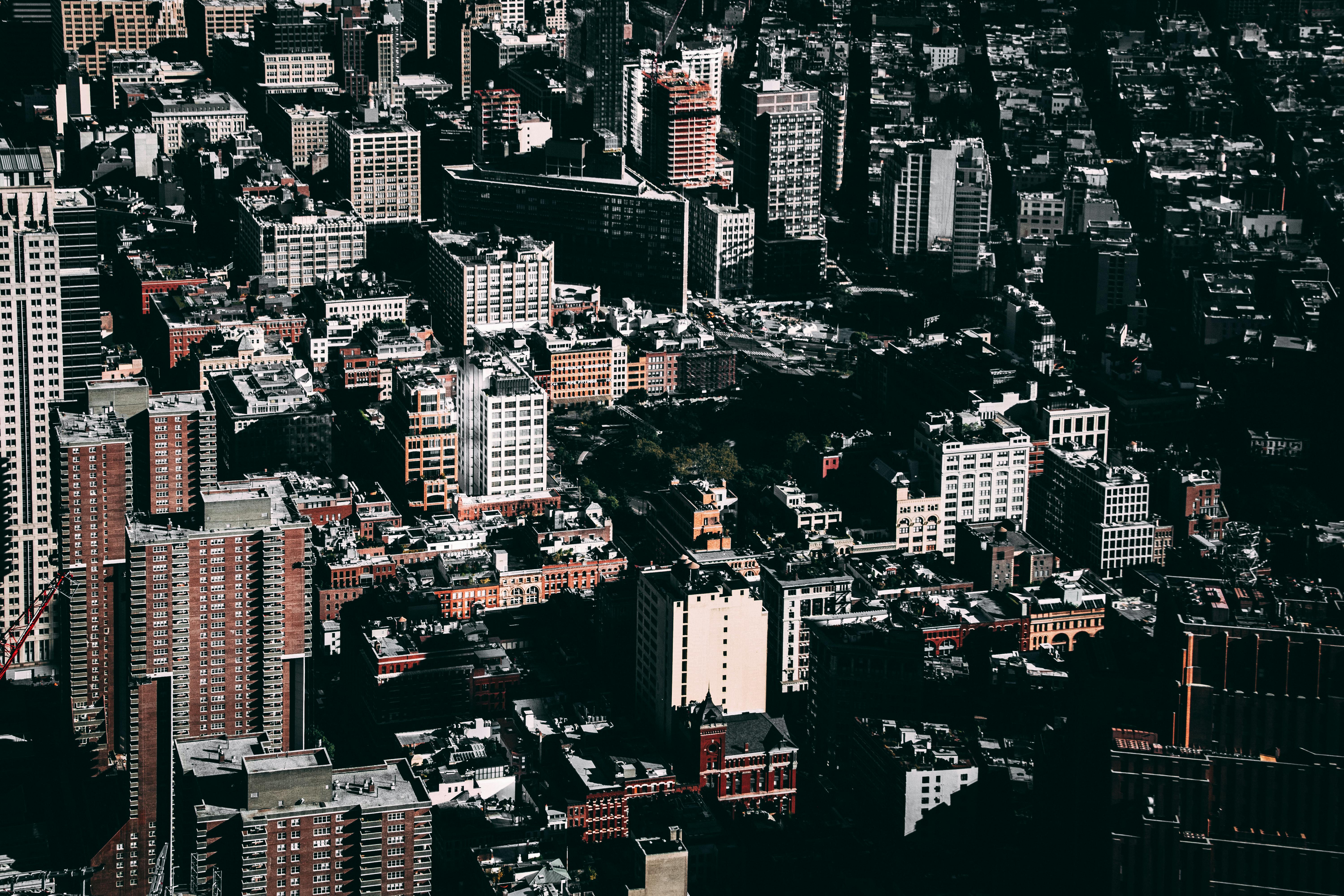 纽约市繁华市中心天际线的戏剧性鸟瞰图，拍摄于白天