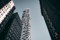 晴朗的天空下，纽约市现代摩天大楼的低角度视图