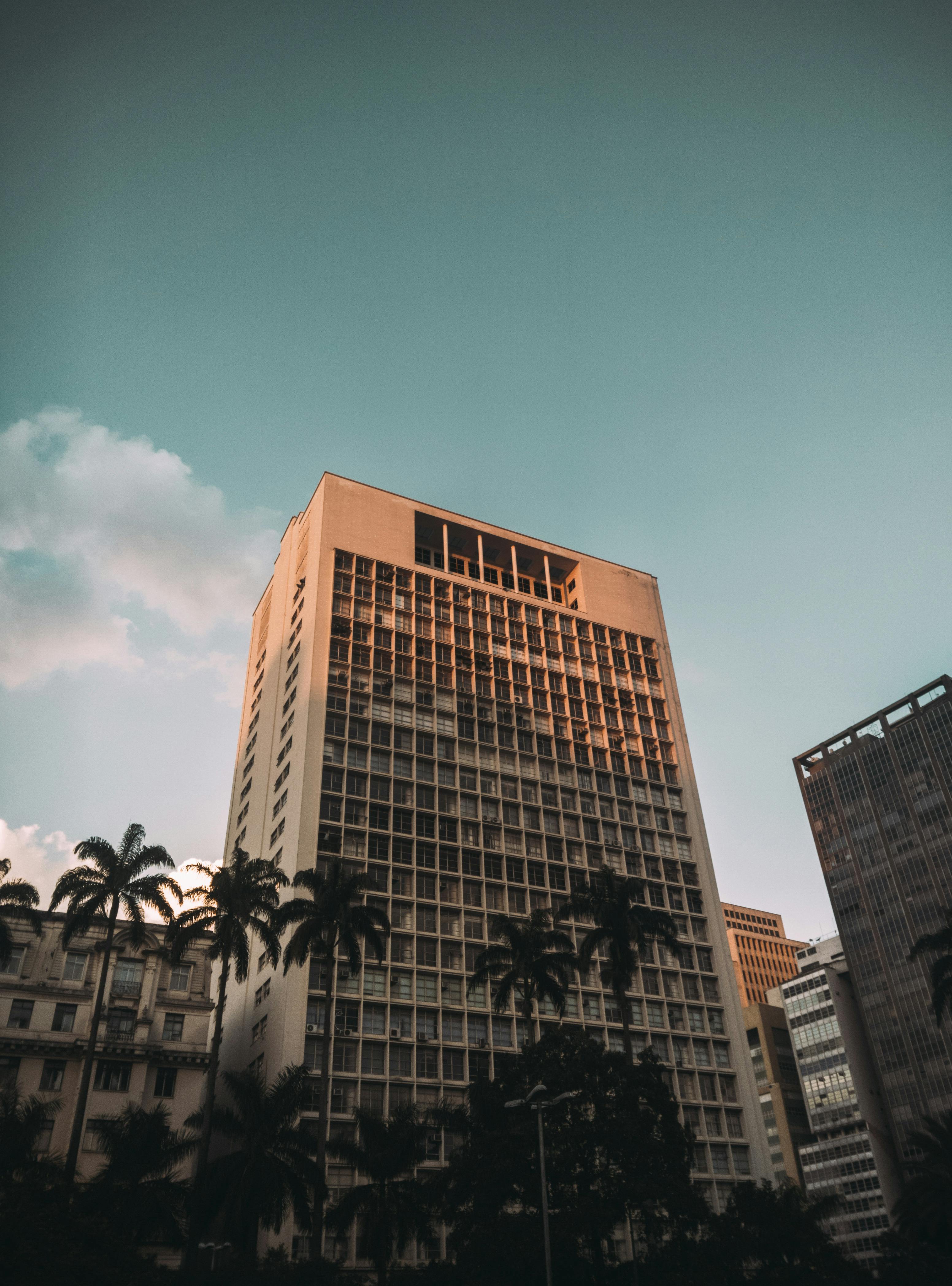 在充满活力的天空映衬下，高耸的城市建筑构成了一幅风景如画的景色