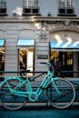 一辆绿松石色自行车停在巴黎香奈儿商店前