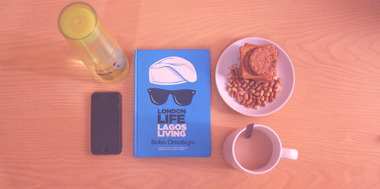 Gratis Kacang Dan Biskuit Dalam Piring Keramik Putih Di Samping Mug Keramik Putih Dekat Lagos Living Book Foto Stok