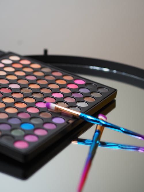 Free A makeup palette with brushes and a mirror on a table Stock Photo