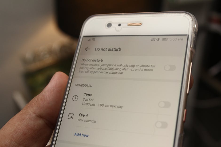 Automaattinen vai Manuaalinen Päivitys Automaattinen vai Manuaalinen Päivitys - Close-up of a smartphone displaying 'Do Not Disturb' settings with active options.
