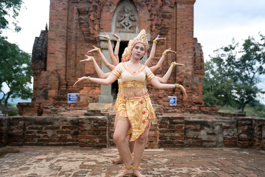 在一座古庙前，一群妇女正在表演传统文化舞蹈