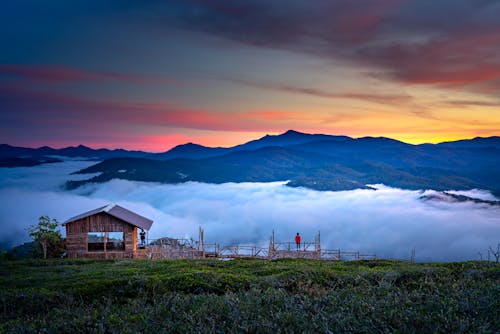 棕色木屋与山景