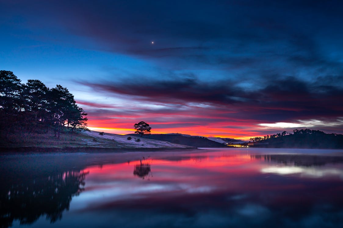 Free Calm Body of Water during Golden Hour Stock Photo