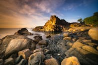 日落时分，岩石海岸美丽，天空戏剧性，波浪温柔