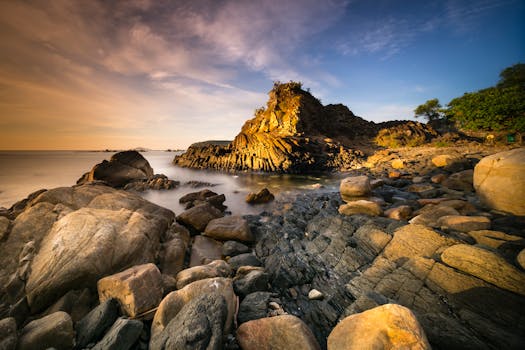 日落时分，岩石海岸美丽，天空戏剧性，波浪温柔