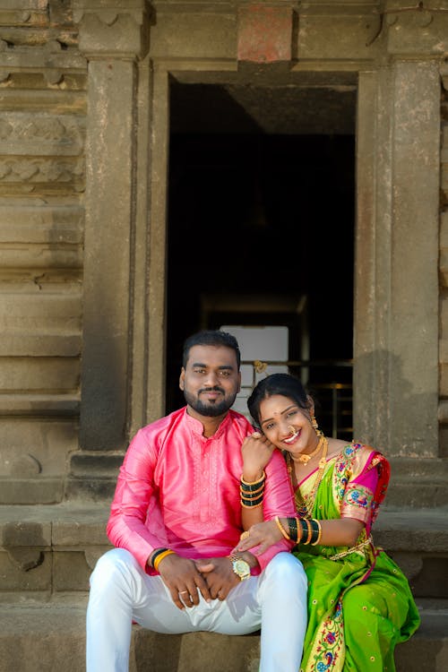 BEAUTIFUL COUPLE  IN INDIAN CLOTHING
