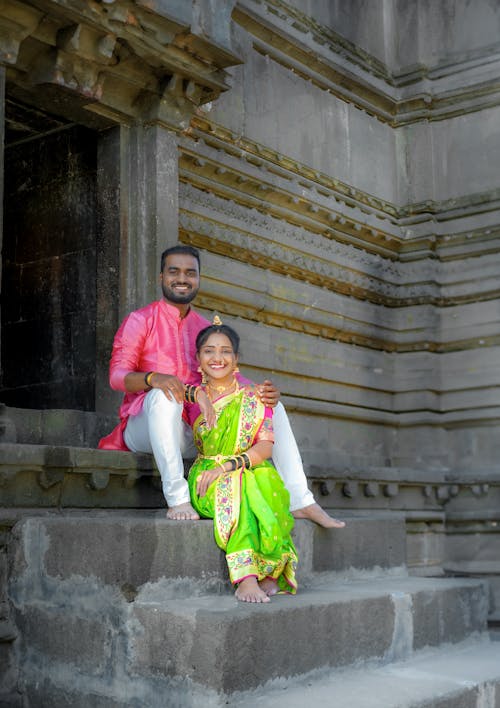 インドの衣装を着た美しいカップル