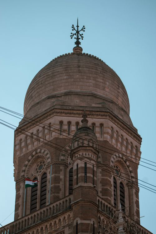 Free A detailed view of a historic domed tower in Mumbai, showcasing architectural elegance and cultural heritage. Stock Photo