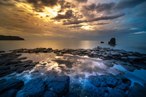 海沿いの岩の風景写真