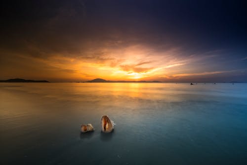 ゴールデンアワーの海の風景写真