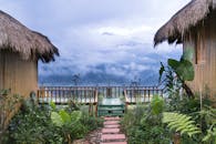 俯瞰郁郁葱葱的花园和雾蒙蒙山脉的竹屋，营造了一片宁静的避世天地