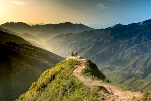 Les Gens Debout Sur La Montagne]