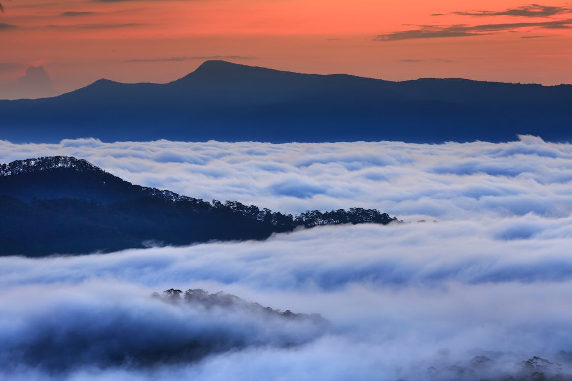 Lotnicze Zdjęcia Góry Z Chmurami Podczas Złotej Godziny