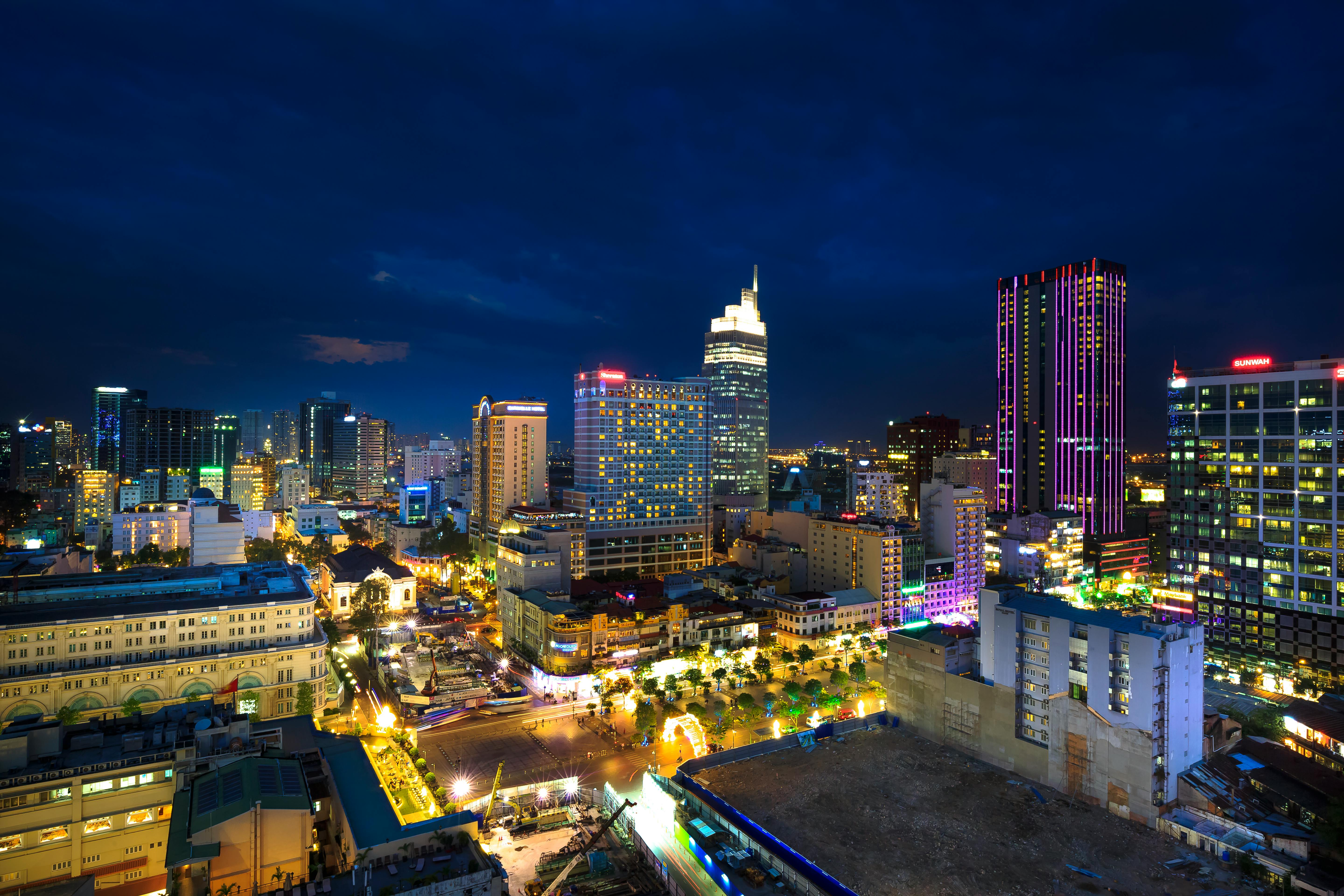 傍晚的城市景观令人眼花缭乱，色彩缤纷的高层建筑与发光的城市灯光交相辉映