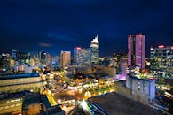 傍晚的城市景观令人眼花缭乱，色彩缤纷的高层建筑与发光的城市灯光交相辉映