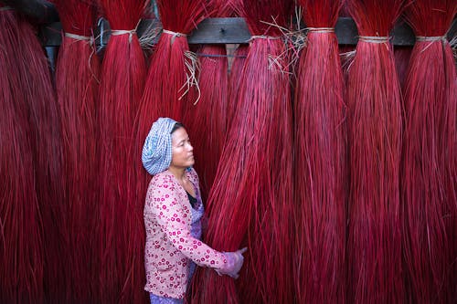 女人抱著紅繩子