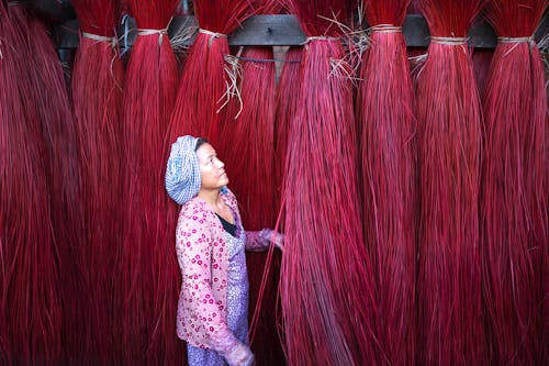 Mujer De Pie Junto A Cuerdas Rojas