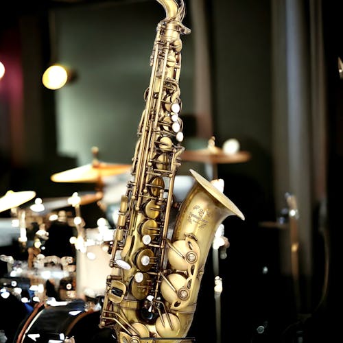Foto d'estoc gratuïta de club de jazz, kit de bateria, saxo