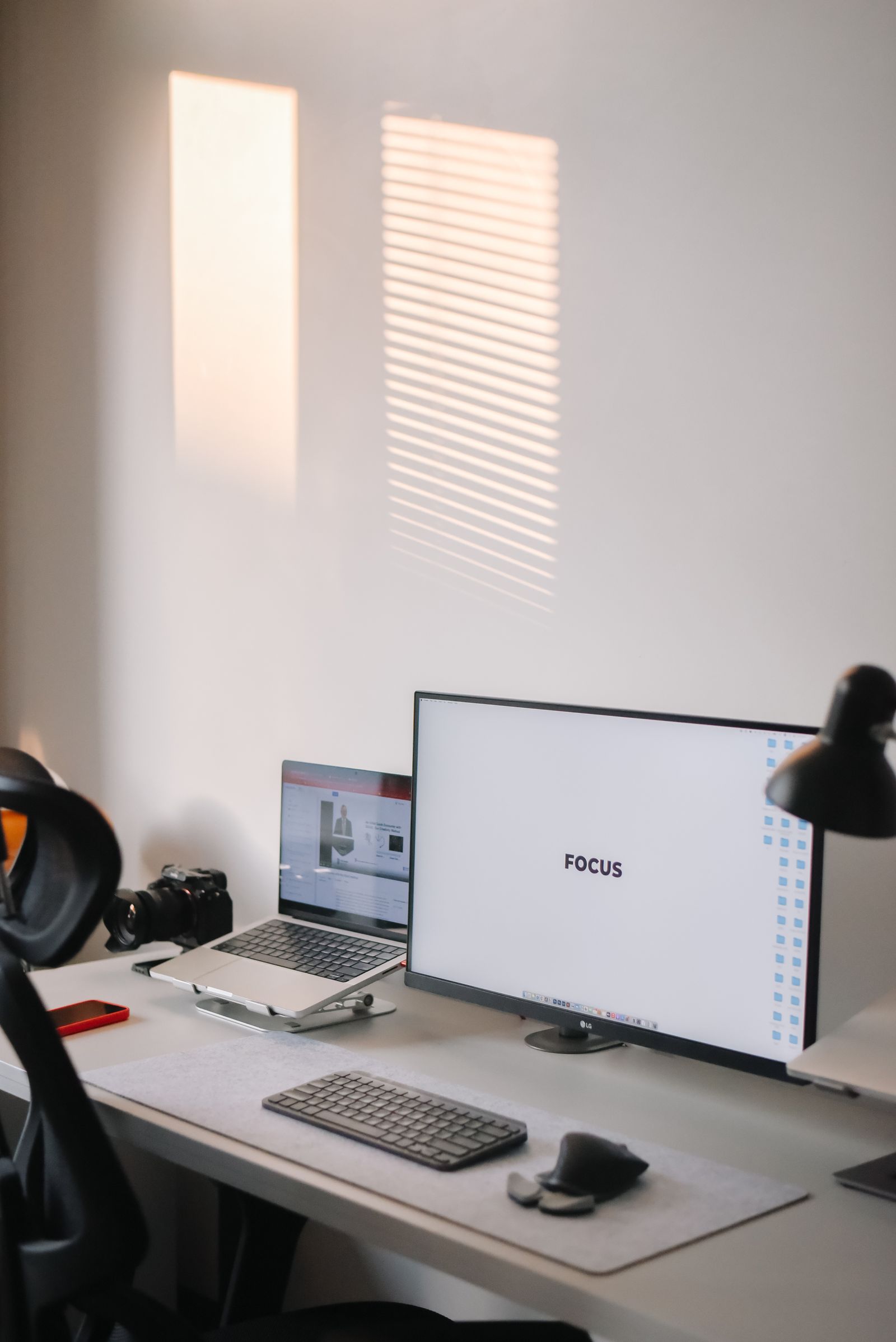 Ofis ve ev kullanımı için modern bilgisayar monitörü çalışma masası