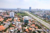 充满活力的鸟瞰图展示了城市的天际线，橙色屋顶和高速公路横跨于城市景观之上